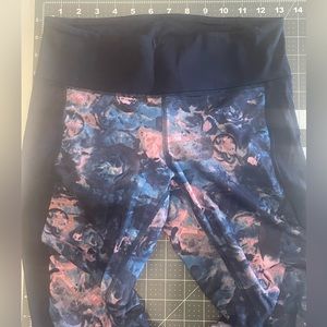 Lululemon leggings, navy blue flower capri 21 inch inseam size 6